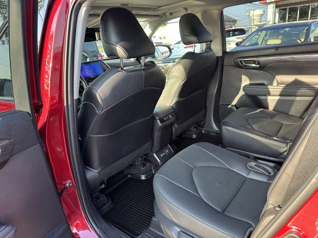 used 2023 Toyota Highlander car, priced at $42,995