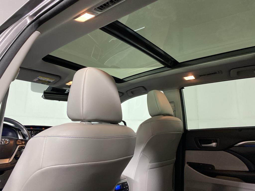 used 2018 Toyota Highlander car, priced at $26,988
