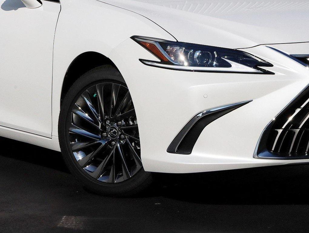 new 2025 Lexus ES 300h car, priced at $52,964