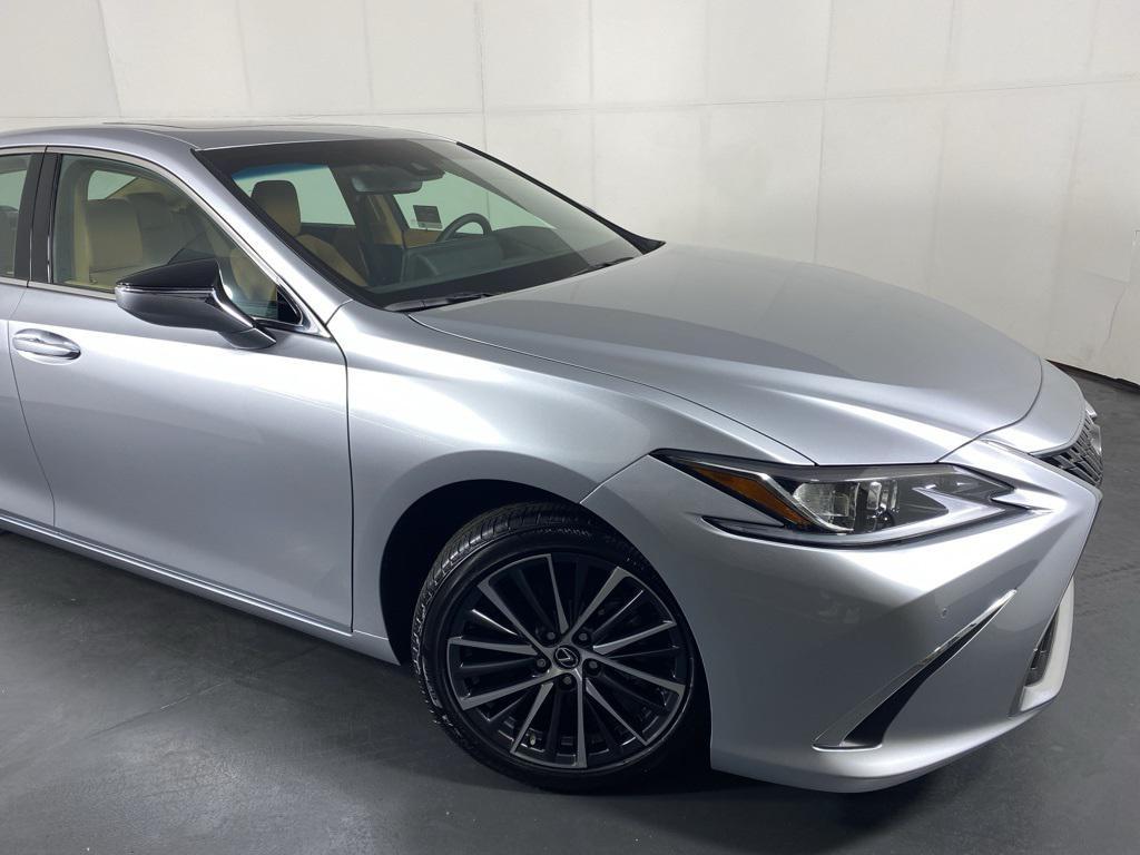 used 2025 Lexus ES 300h car, priced at $45,988