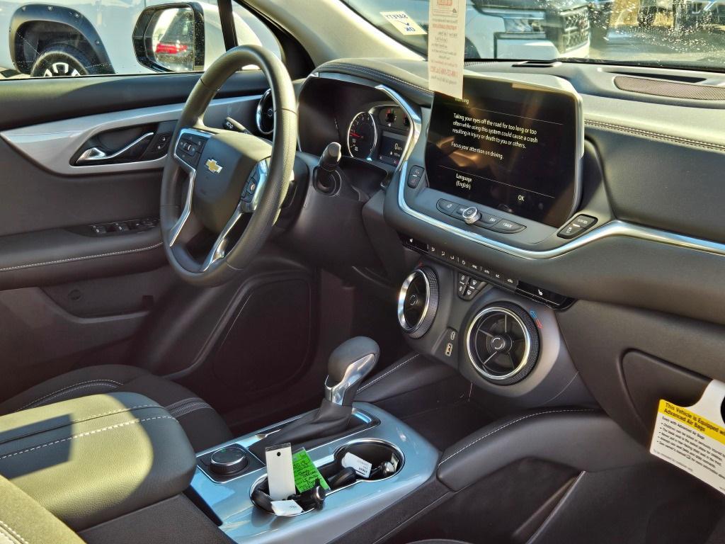 new 2025 Chevrolet Blazer car, priced at $38,618