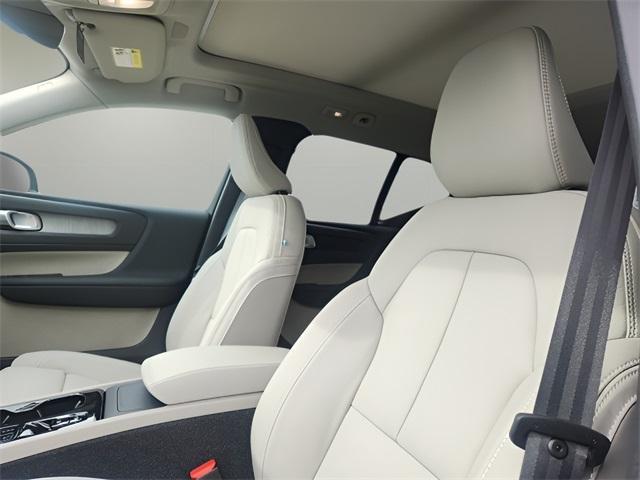 new 2025 Volvo XC40 car, priced at $52,015