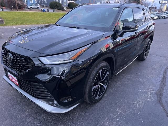 used 2022 Toyota Highlander car, priced at $39,500