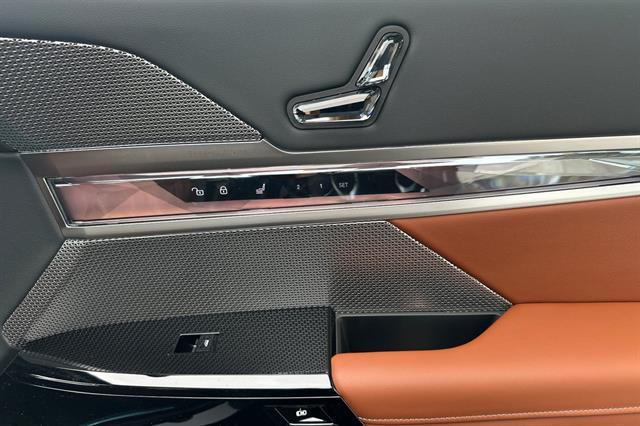 new 2025 BMW 760 car, priced at $129,625