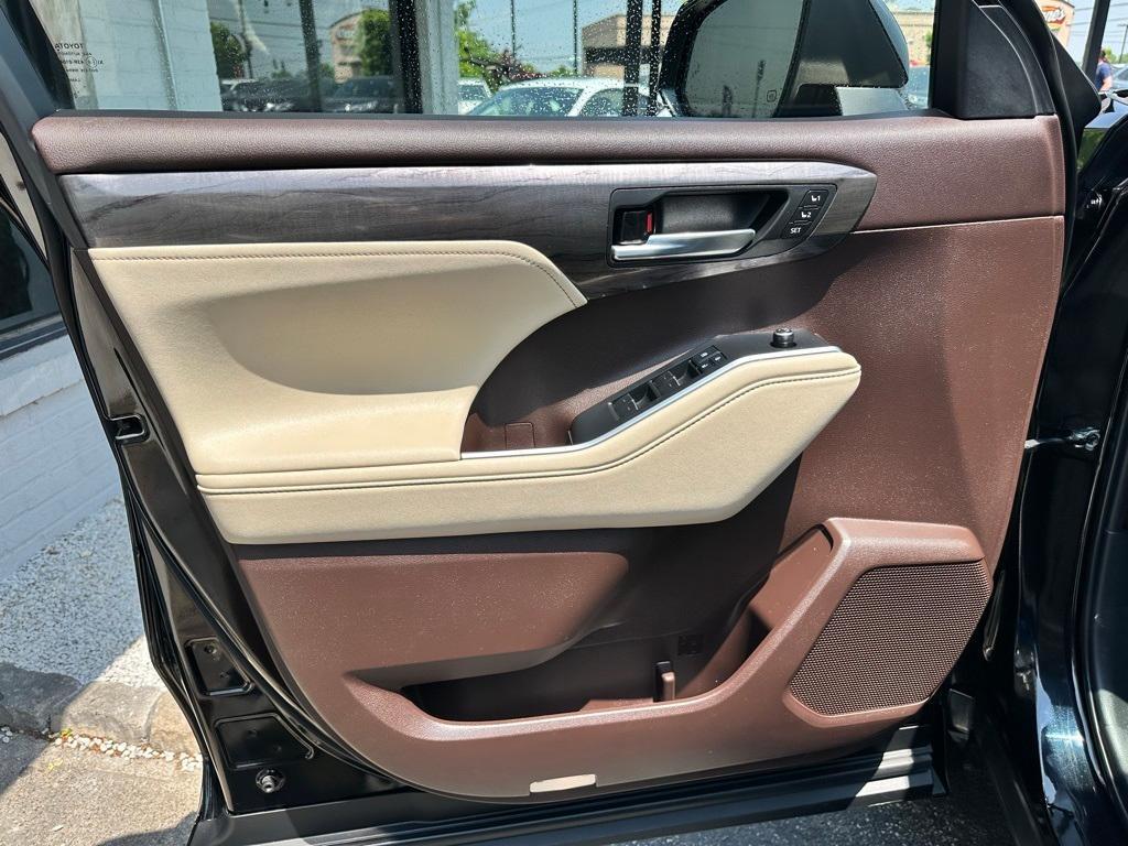 used 2022 Toyota Highlander Hybrid car, priced at $37,984