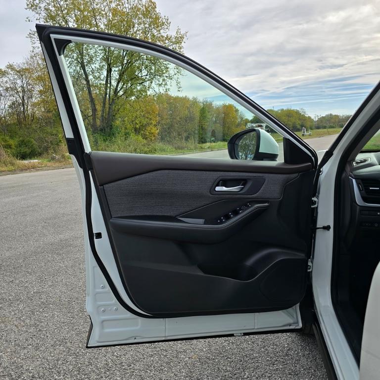 used 2023 Nissan Rogue car, priced at $21,984