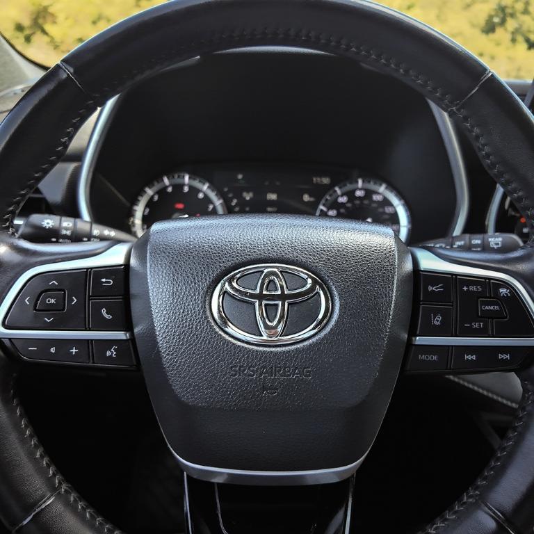 used 2022 Toyota Highlander car, priced at $34,705