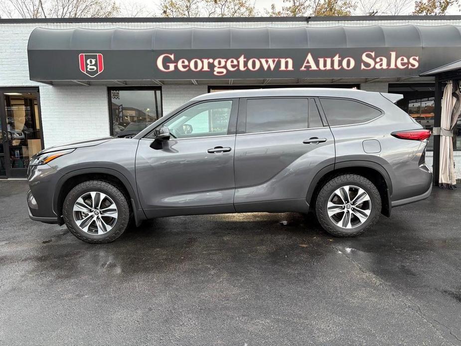 used 2022 Toyota Highlander car, priced at $34,376