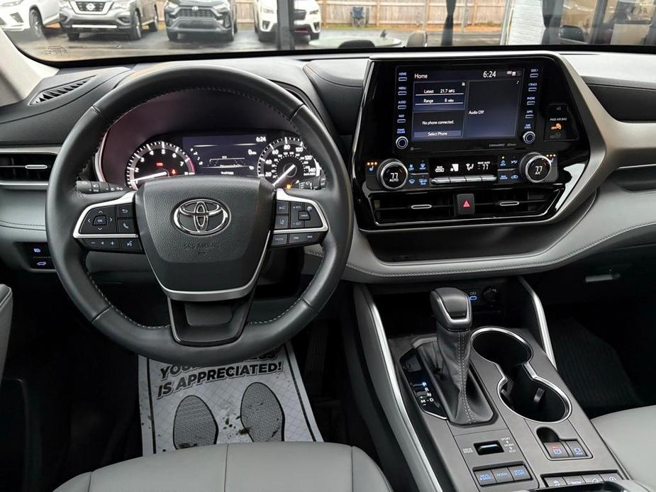 used 2022 Toyota Highlander car, priced at $34,376