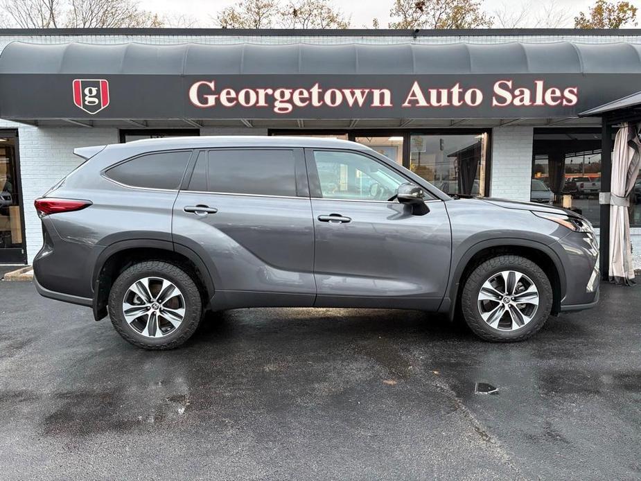 used 2022 Toyota Highlander car, priced at $34,376