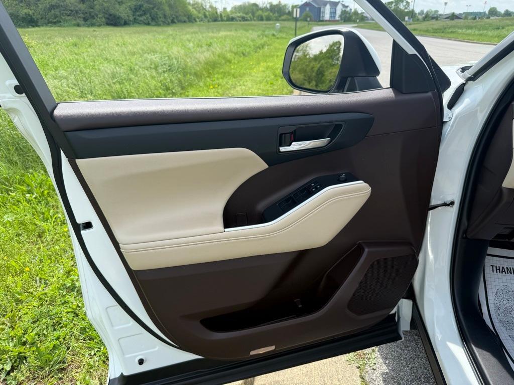 used 2022 Toyota Highlander car, priced at $39,997