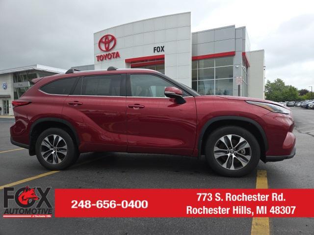 used 2022 Toyota Highlander car, priced at $38,171