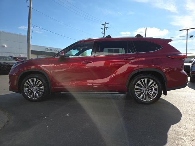 used 2022 Toyota Highlander car, priced at $42,537