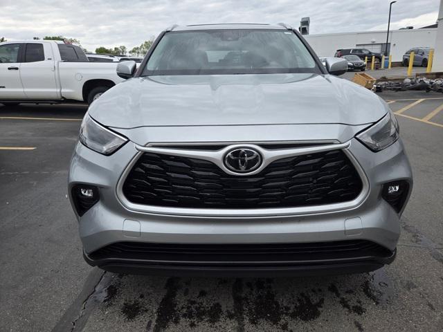 used 2022 Toyota Highlander car, priced at $39,425