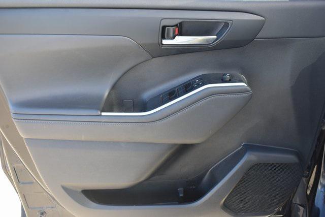 used 2022 Toyota Highlander car, priced at $36,148