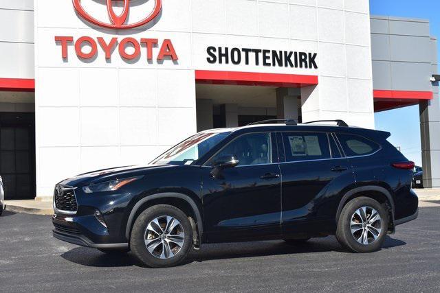 used 2022 Toyota Highlander car, priced at $36,148