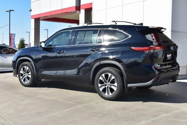used 2022 Toyota Highlander car, priced at $36,148
