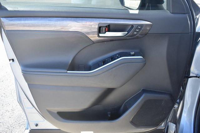 used 2022 Toyota Highlander car, priced at $40,703