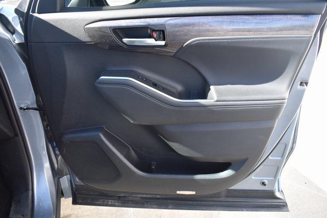 used 2022 Toyota Highlander car, priced at $40,703