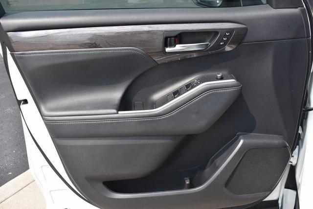 used 2021 Toyota Highlander Hybrid car, priced at $35,522