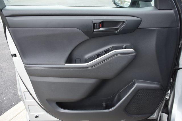 used 2023 Toyota Highlander car, priced at $33,222