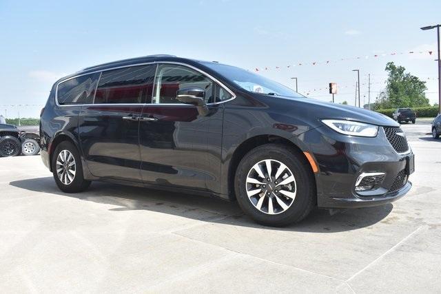 used 2021 Chrysler Pacifica Hybrid car, priced at $25,462