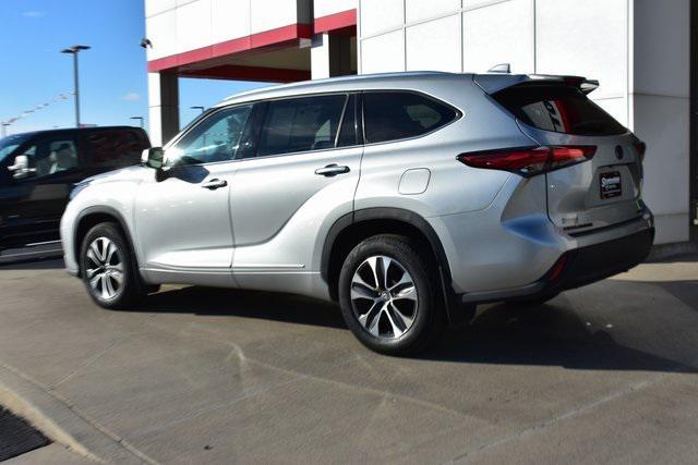 used 2021 Toyota Highlander car, priced at $30,197