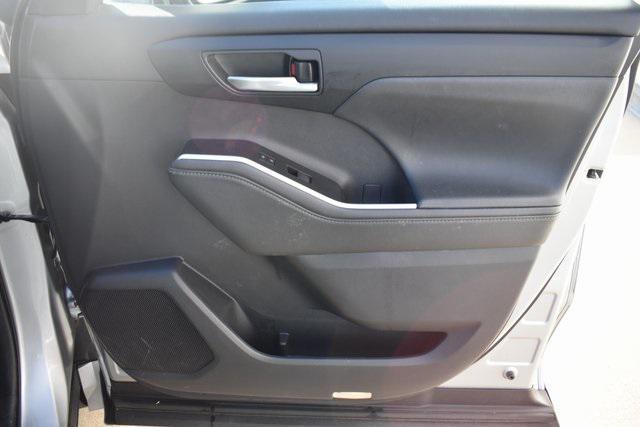 used 2021 Toyota Highlander car, priced at $30,197