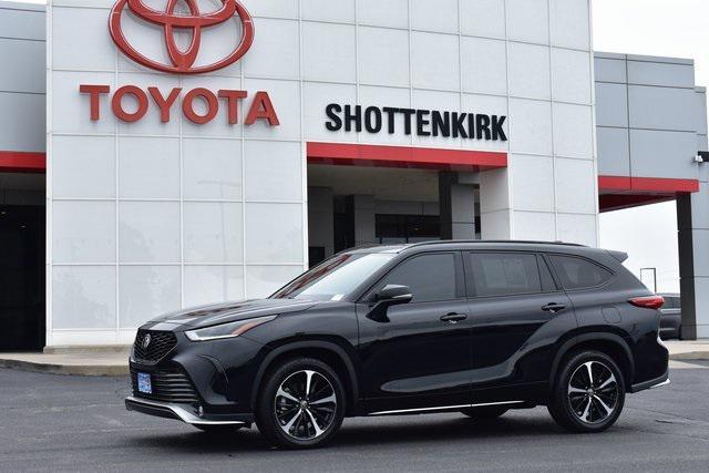used 2021 Toyota Highlander car, priced at $33,272
