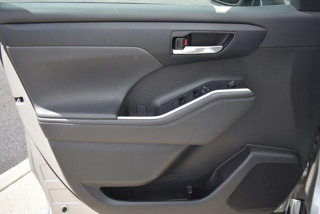 used 2024 Toyota Highlander car, priced at $40,557