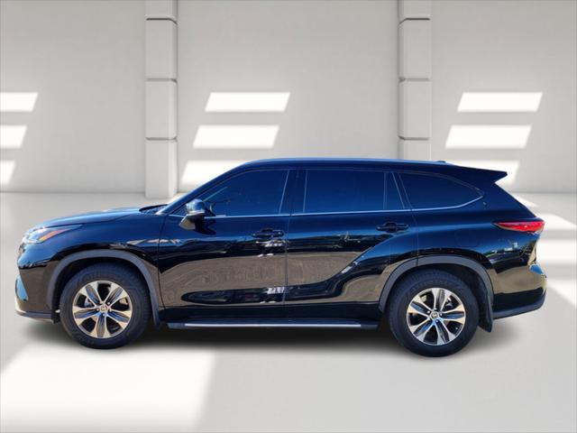 used 2022 Toyota Highlander car, priced at $32,995