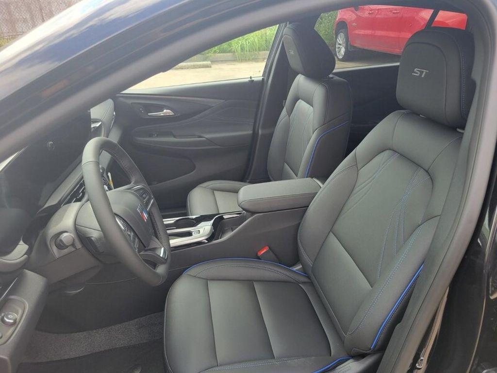 new 2025 Buick Envista car, priced at $29,565