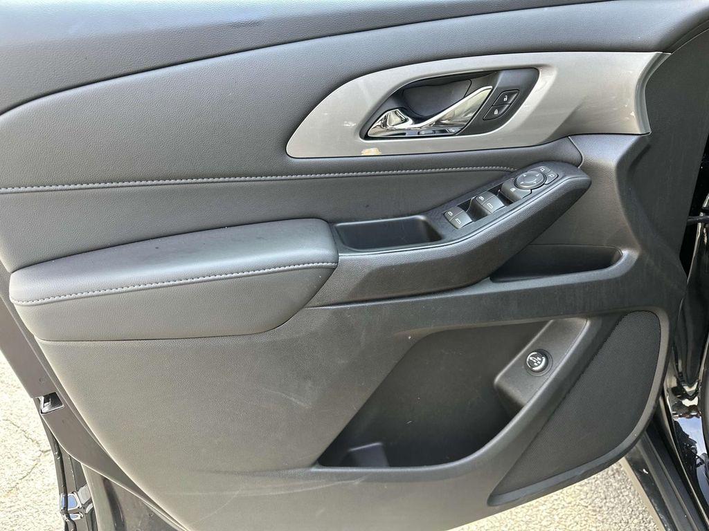 used 2023 Chevrolet Traverse car, priced at $22,991