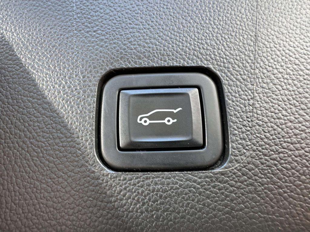 used 2023 Chevrolet Traverse car, priced at $30,888