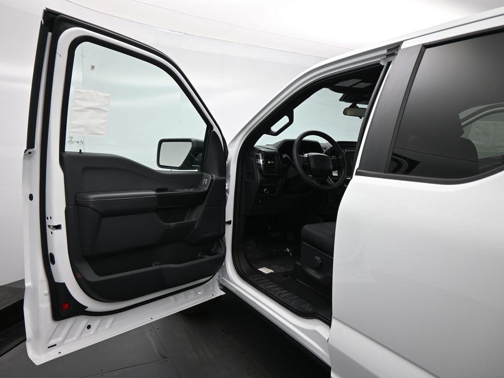 new 2025 Ford F-150 car, priced at $40,195