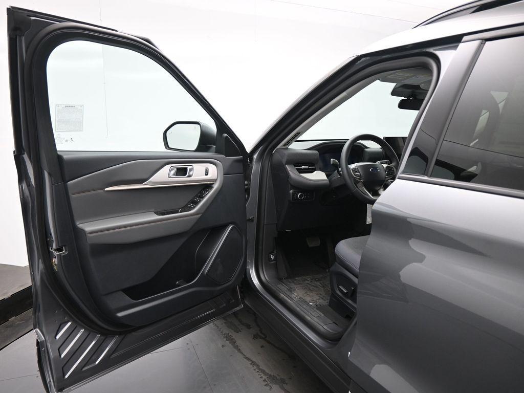 new 2025 Ford Explorer car, priced at $40,645