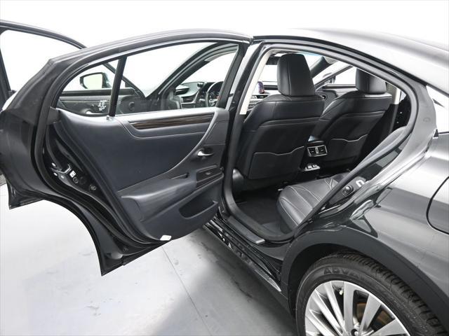 used 2019 Lexus ES 300h car, priced at $32,500