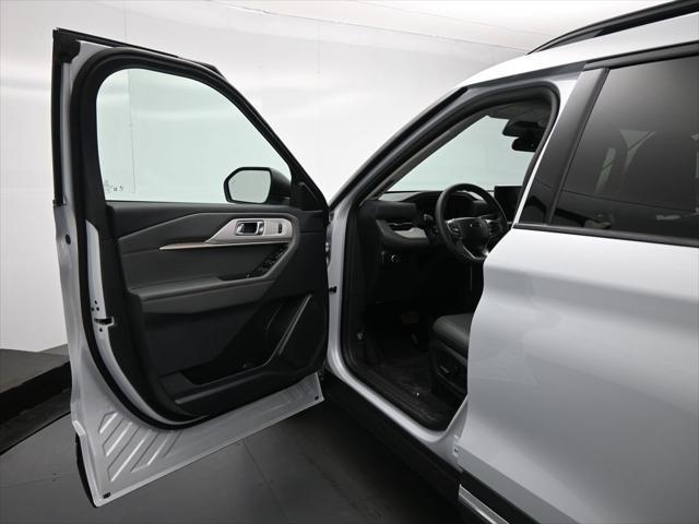 new 2025 Ford Explorer car, priced at $41,598