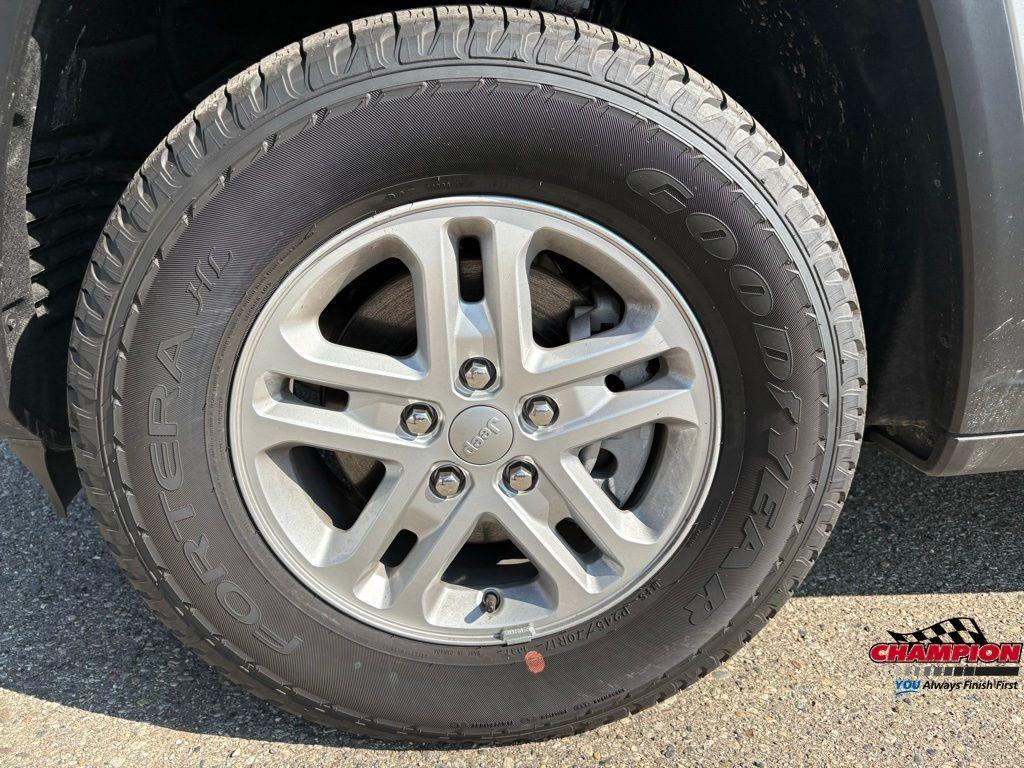 used 2024 Jeep Grand Cherokee car, priced at $32,000