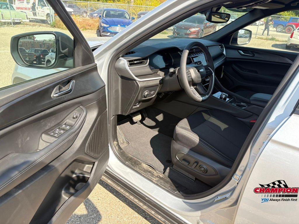 used 2024 Jeep Grand Cherokee car, priced at $32,000