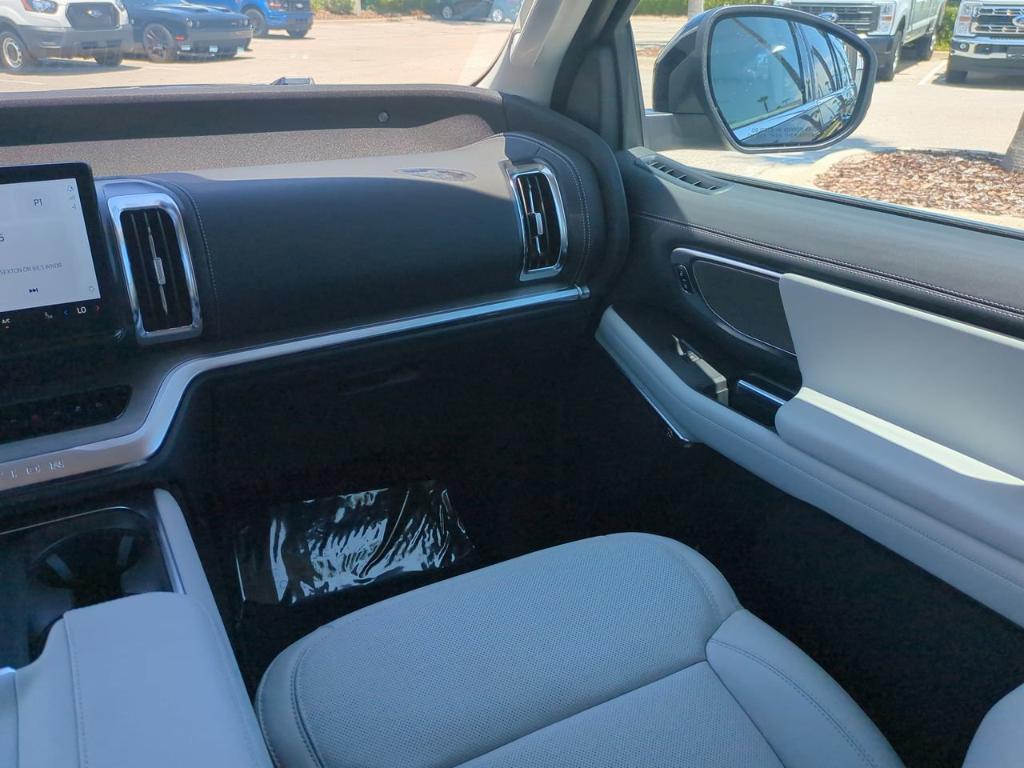 new 2025 Ford Expedition car, priced at $79,730