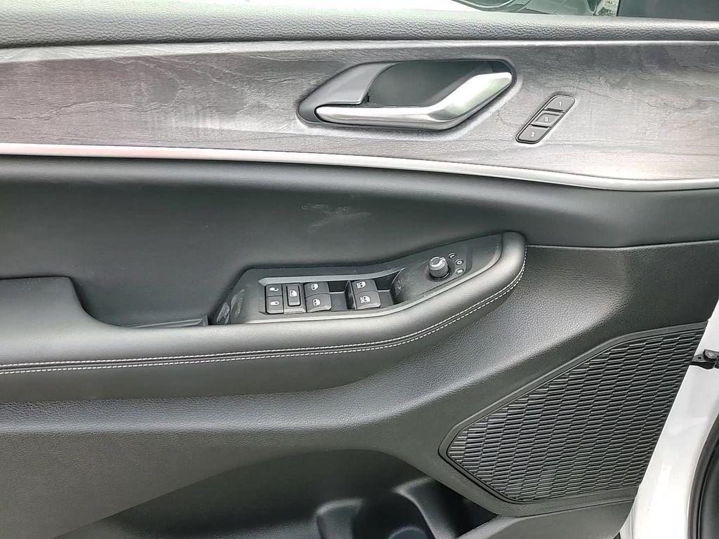 new 2025 Jeep Grand Cherokee car, priced at $47,379