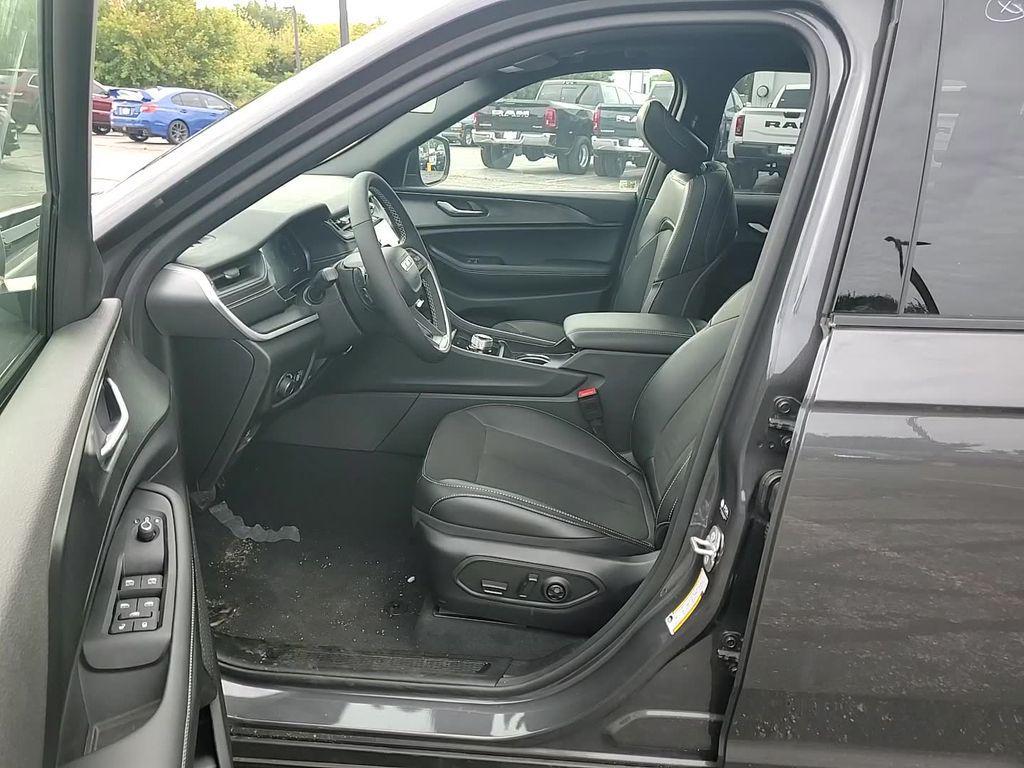 new 2025 Jeep Grand Cherokee car, priced at $42,791