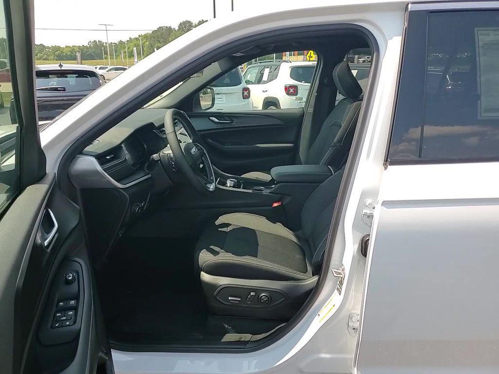 new 2025 Jeep Grand Cherokee L car, priced at $38,293