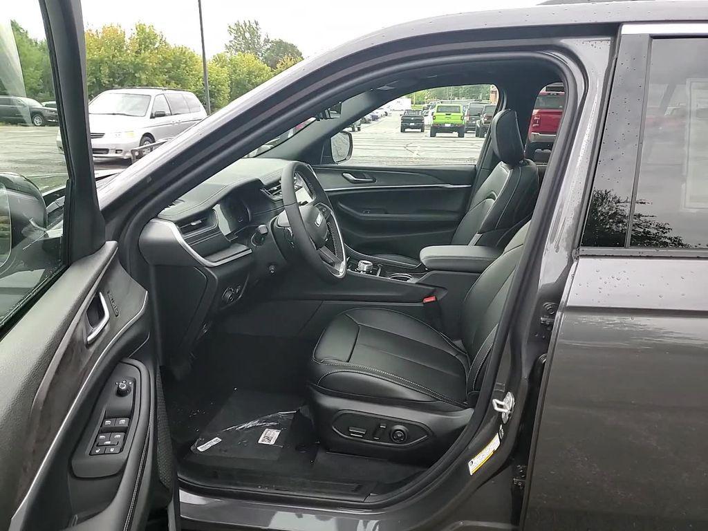 new 2025 Jeep Grand Cherokee car, priced at $45,392