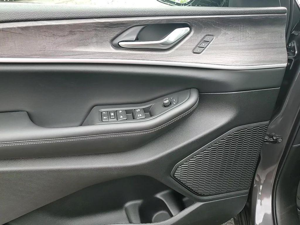 new 2025 Jeep Grand Cherokee car, priced at $45,392