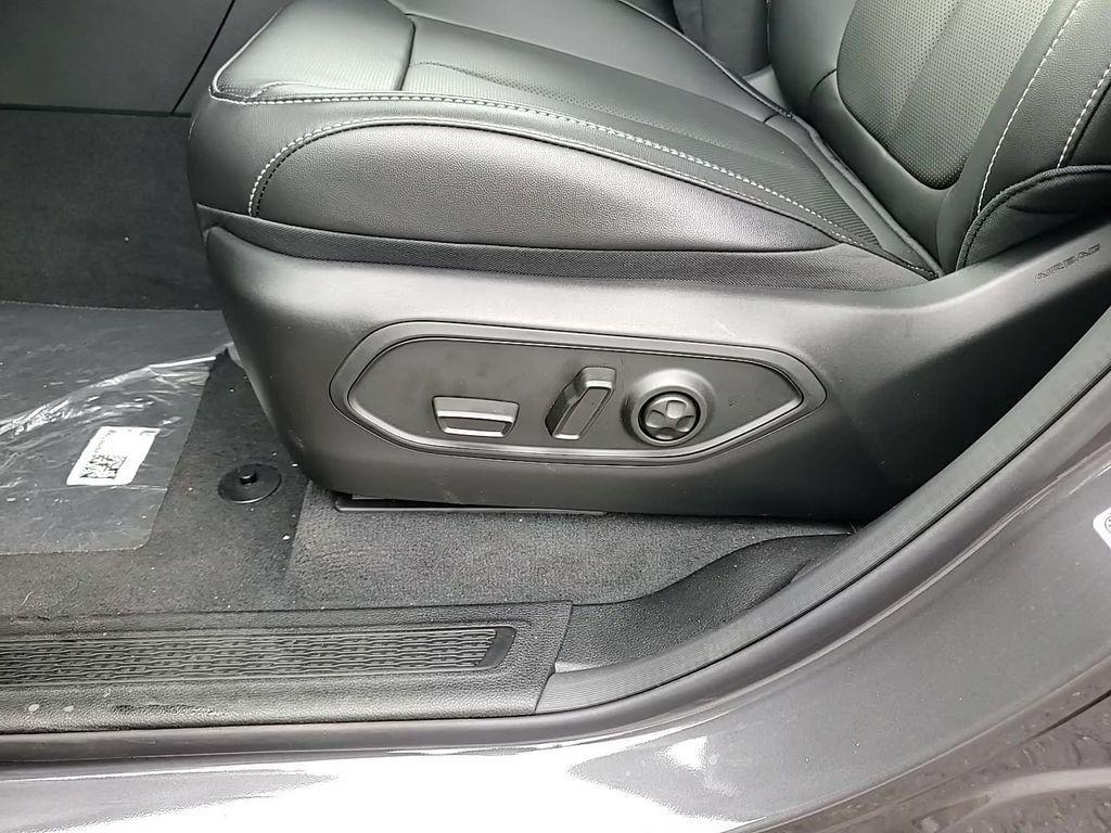 new 2025 Jeep Grand Cherokee car, priced at $45,392