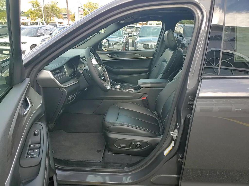 new 2025 Jeep Grand Cherokee car