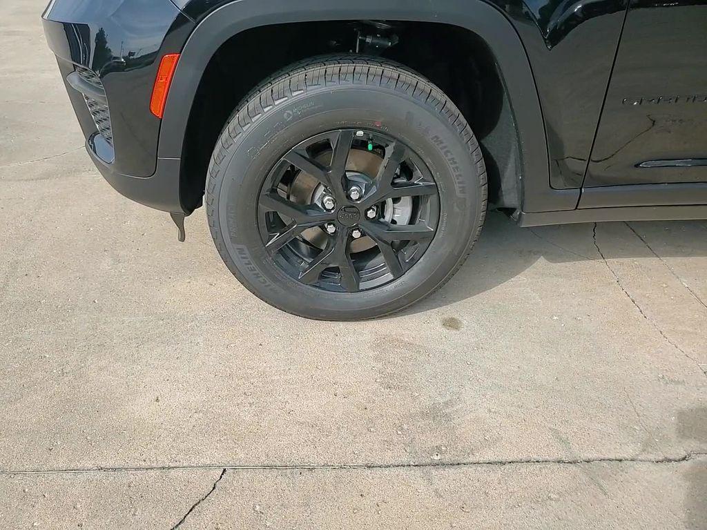 new 2025 Jeep Grand Cherokee car, priced at $39,807