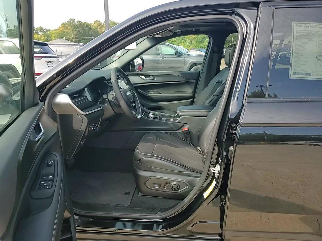 new 2025 Jeep Grand Cherokee car, priced at $39,807